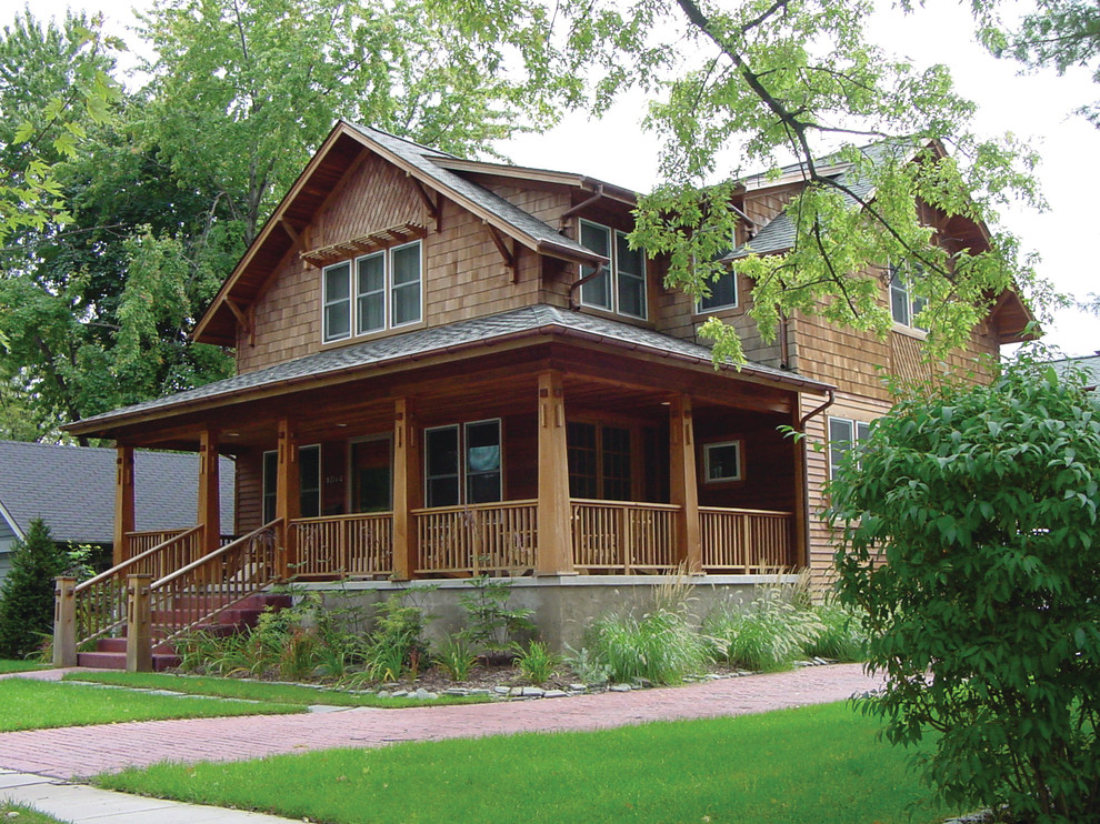 Foto della facciata di una casa marrone american style a due piani di medie dimensioni con rivestimento in legno e tetto a padiglione