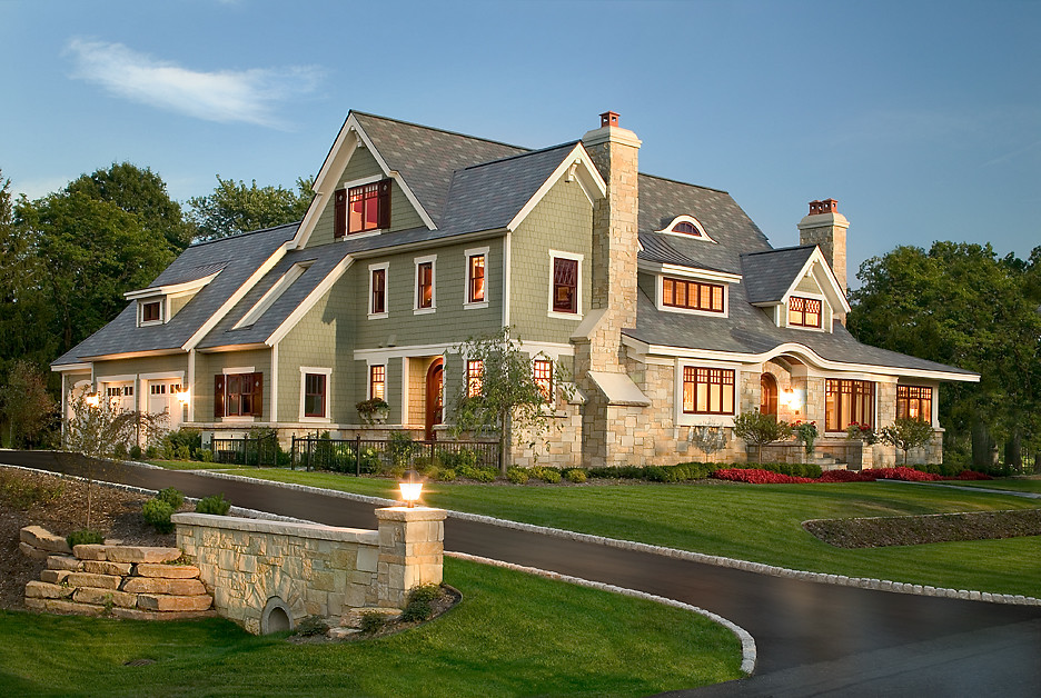 Aménagement d'une grande façade de maison verte classique en panneau de béton fibré à deux étages et plus avec un toit à deux pans.