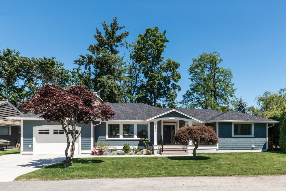 Imagen de fachada de casa azul de estilo americano de tamaño medio de una planta con tejado de teja de madera