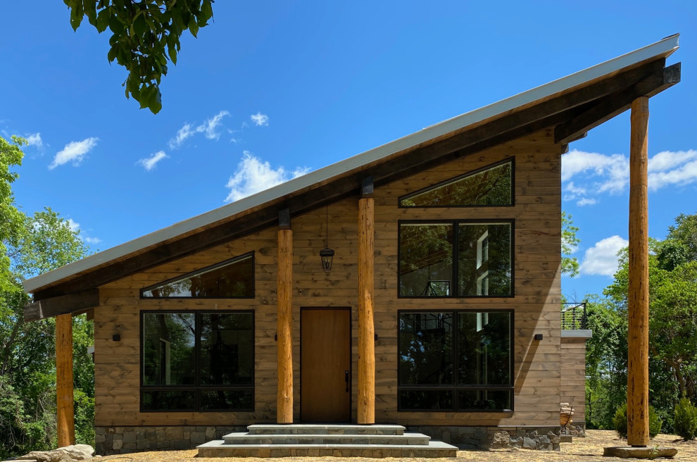 Modelo de fachada de casa marrón rural grande de dos plantas con revestimiento de madera
