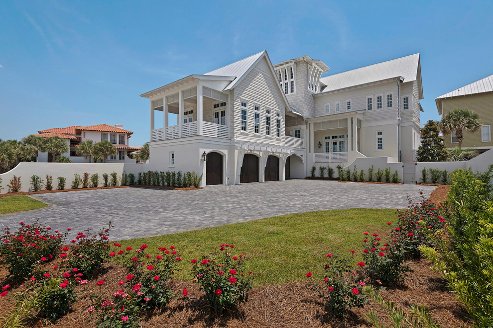 Exemple d'une très grande façade de maison blanche bord de mer à deux étages et plus avec un revêtement mixte et un toit à deux pans.