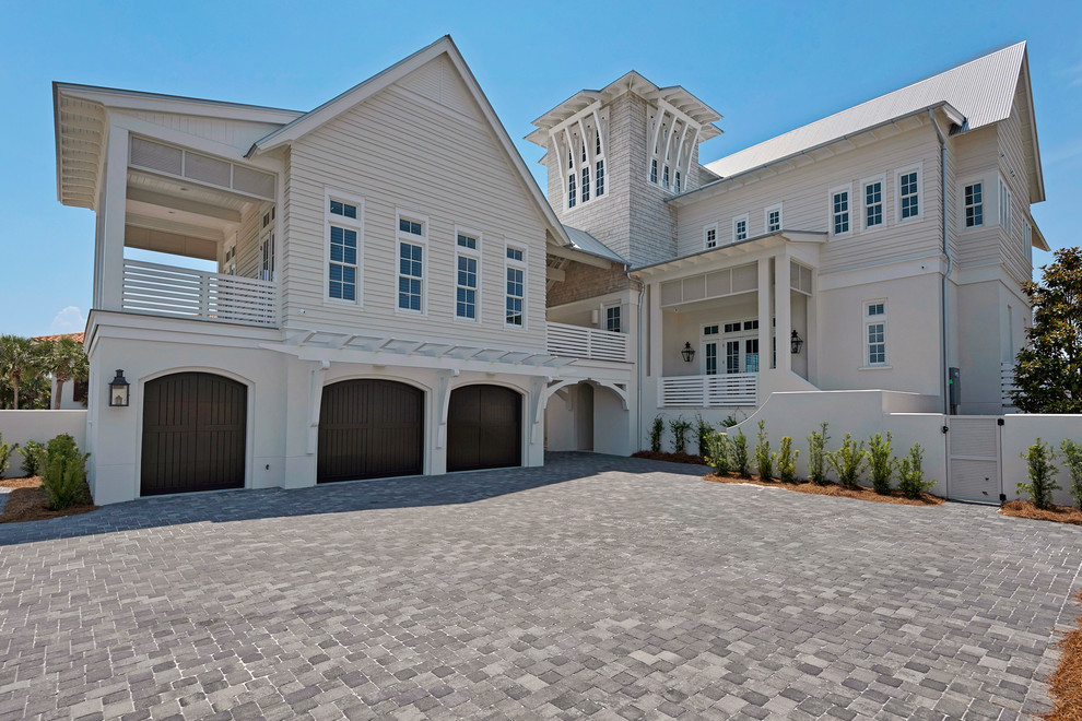 Geräumiges, Dreistöckiges Maritimes Haus mit Mix-Fassade, weißer Fassadenfarbe und Satteldach in Miami