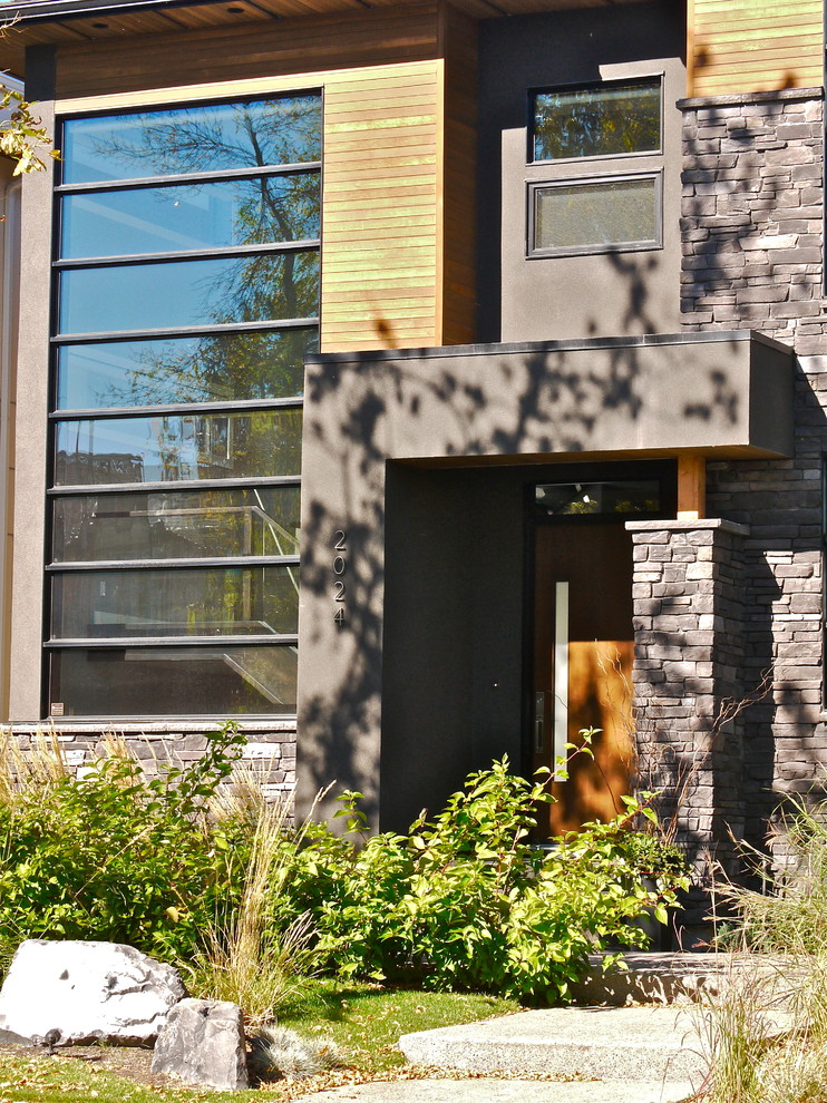 Источник вдохновения для домашнего уюта: двухэтажный, коричневый дом среднего размера в стиле модернизм с комбинированной облицовкой