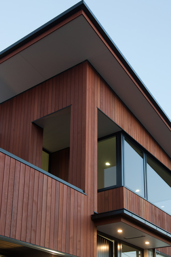 Idee per la facciata di una casa a schiera grande contemporanea a piani sfalsati con rivestimento in legno, tetto piano e copertura in metallo o lamiera