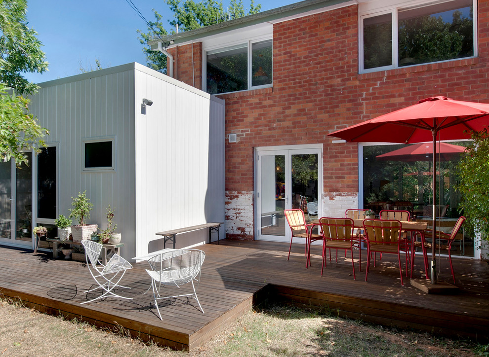На фото: маленький, двухэтажный, деревянный, белый дом в стиле ретро с плоской крышей для на участке и в саду с