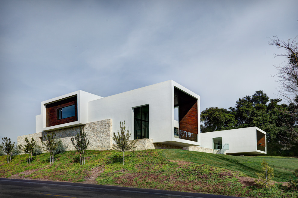 Großes, Zweistöckiges Modernes Haus mit Glasfassade, weißer Fassadenfarbe und Flachdach in Sacramento