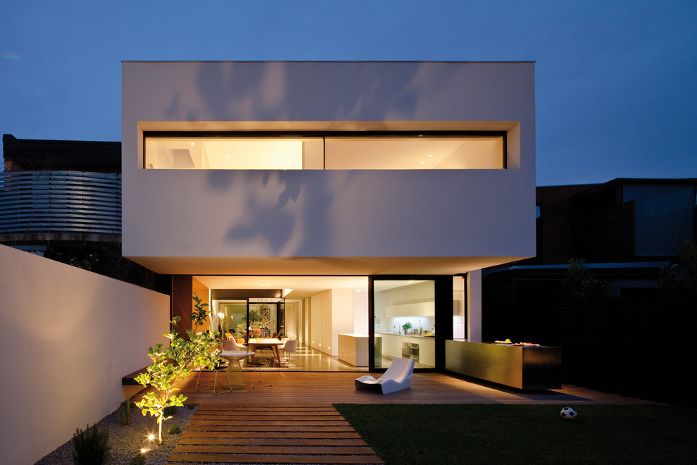 Inspiration pour une grande façade de maison blanche minimaliste en béton à un étage avec un toit plat.