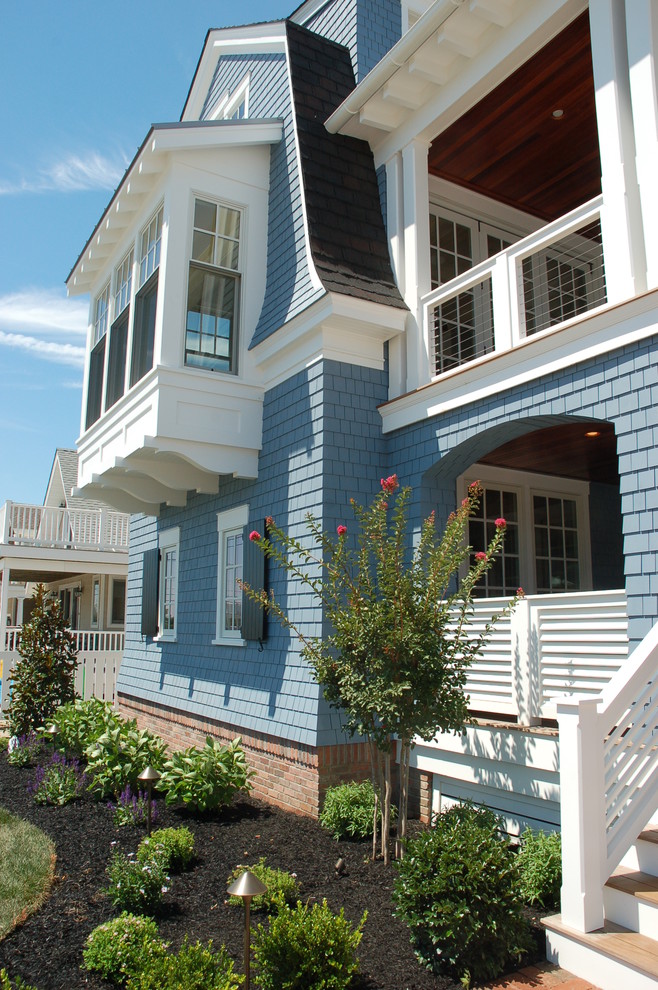 Esempio della facciata di una casa blu stile marinaro con rivestimento in legno