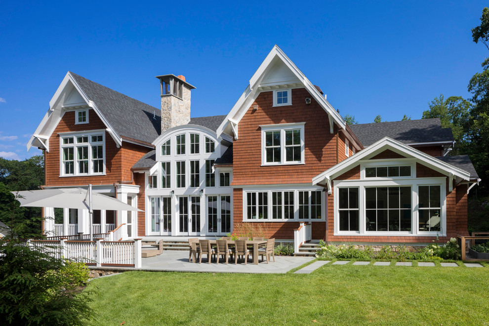 Großes, Zweistöckiges Klassisches Haus mit brauner Fassadenfarbe, Satteldach und Schindeldach in Boston
