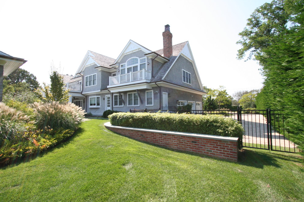 Стильный дизайн: двухэтажный, деревянный, серый дом среднего размера в морском стиле с двускатной крышей - последний тренд