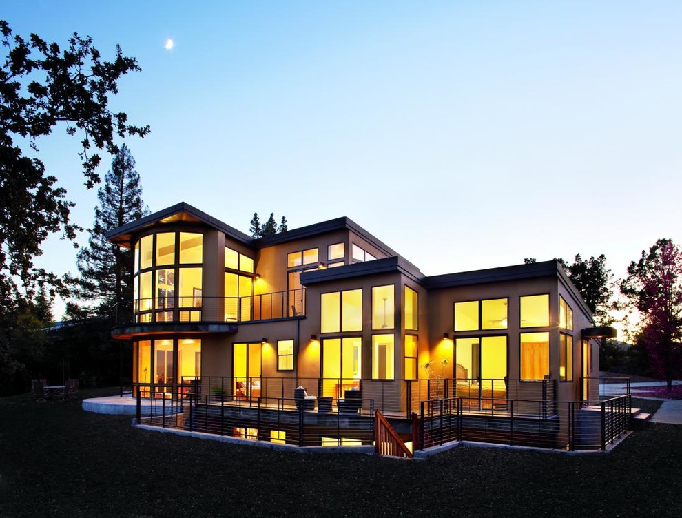 Idee per la facciata di una casa grande beige moderna a due piani con rivestimento in cemento
