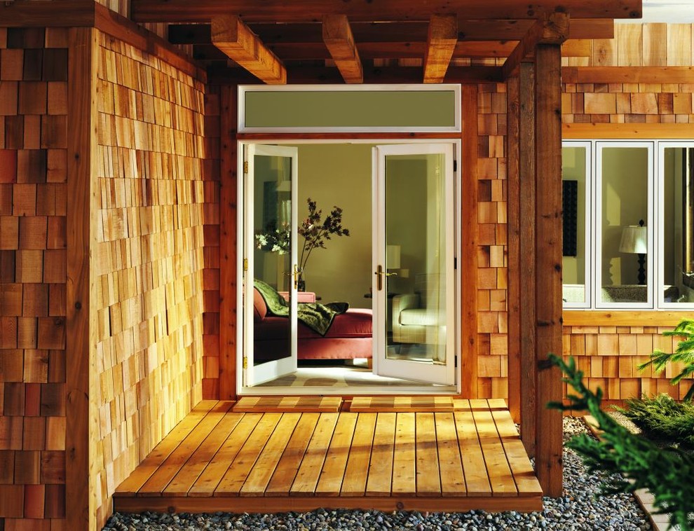 Ispirazione per la villa moderna con rivestimento in legno