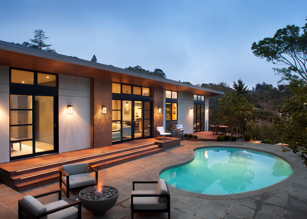 Beige contemporary bungalow house exterior in San Francisco with mixed cladding and a flat roof.