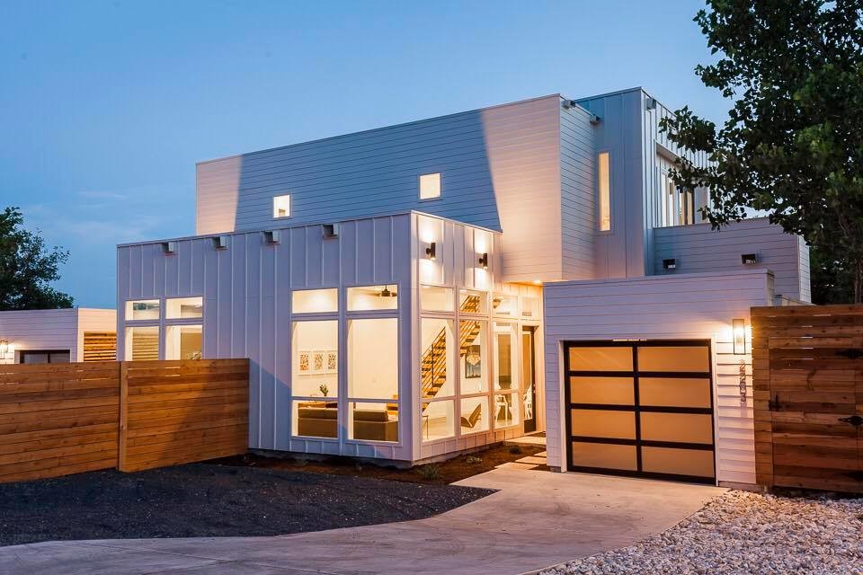 Kleines, Zweistöckiges Modernes Haus mit Faserzement-Fassade, weißer Fassadenfarbe und Flachdach in Austin