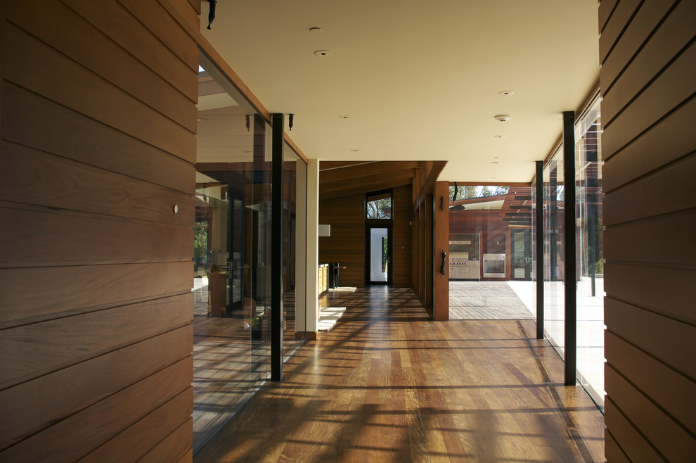 Inspiration pour une grande façade de maison design en bois de plain-pied.