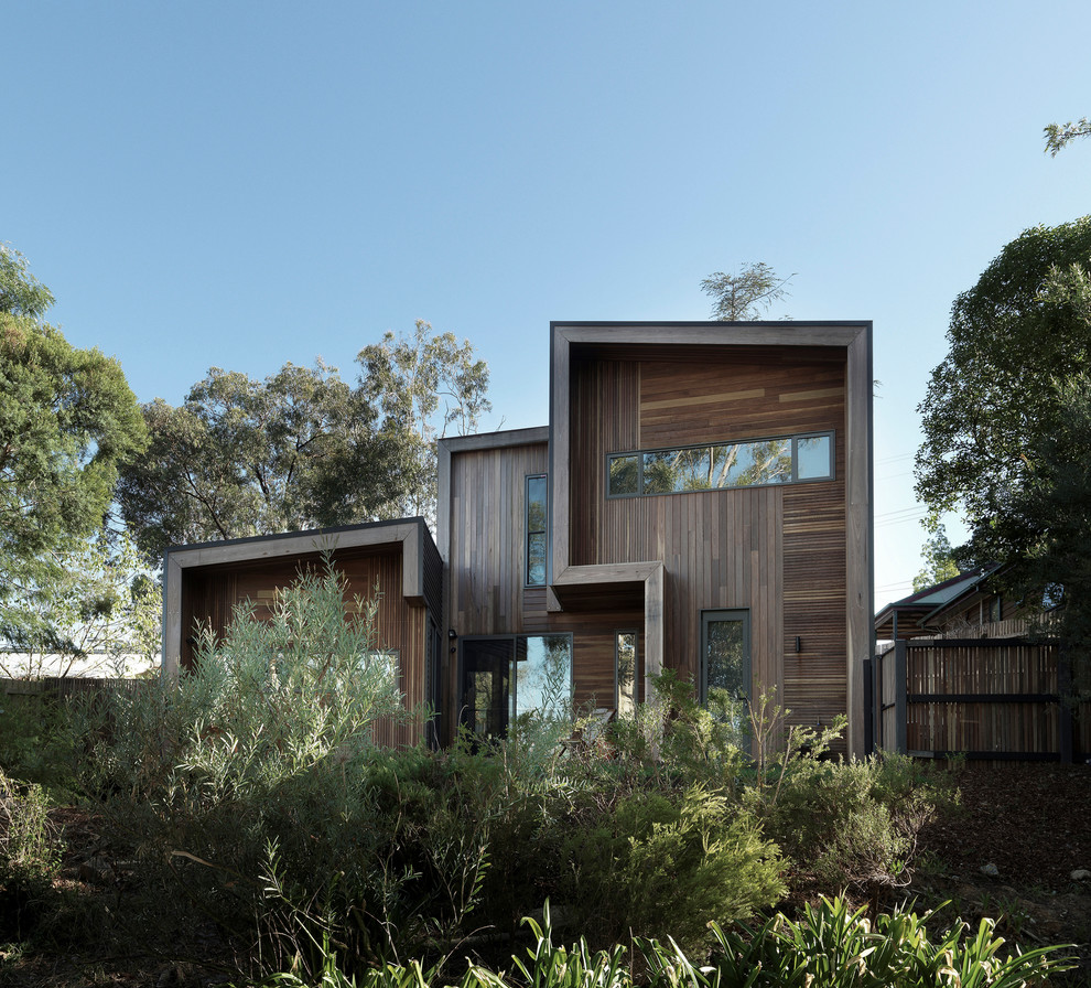 Idee per la facciata di una casa marrone contemporanea a piani sfalsati con rivestimento in legno