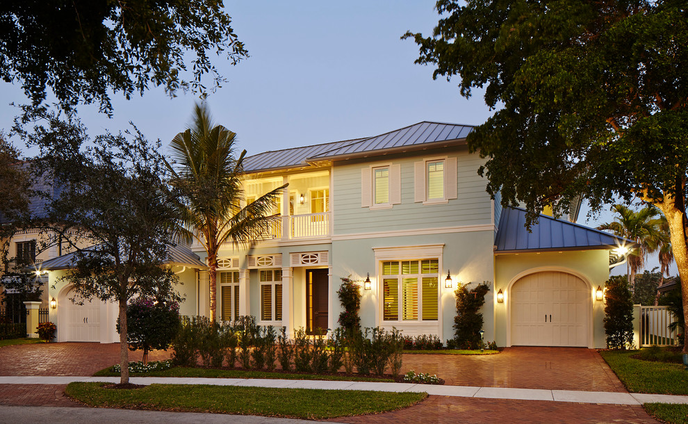 Стильный дизайн: большой, двухэтажный, синий дом в морском стиле с облицовкой из цементной штукатурки - последний тренд