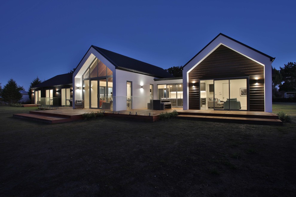 Großes, Einstöckiges Modernes Einfamilienhaus mit bunter Fassadenfarbe, Satteldach und Blechdach in Sonstige
