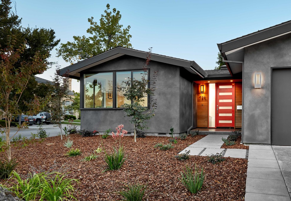 Photo of a gey modern bungalow render detached house in San Francisco with a mixed material roof.