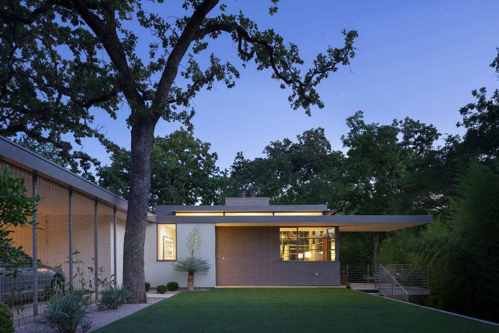Brown midcentury bungalow brick detached house in Austin with a flat roof.