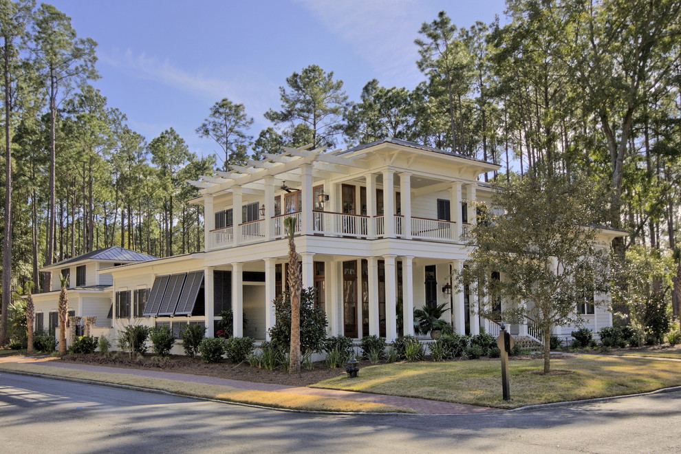 Mittelgroßes, Zweistöckiges Klassisches Haus mit Mix-Fassade, weißer Fassadenfarbe und Walmdach in Charleston