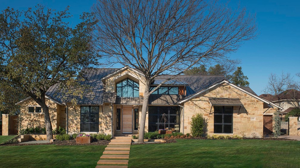 Geräumiges, Zweistöckiges Modernes Einfamilienhaus mit Steinfassade, beiger Fassadenfarbe, Satteldach und Blechdach in Dallas
