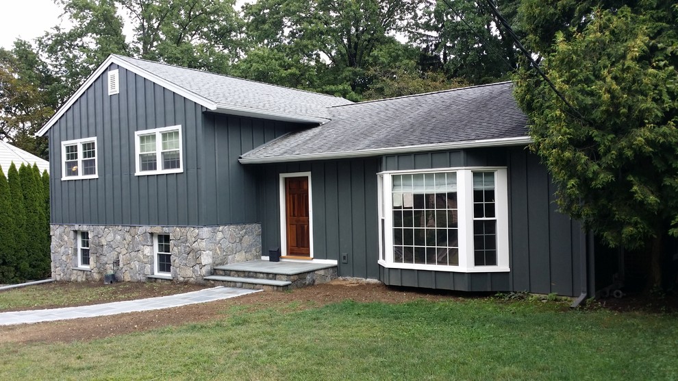 Foto de fachada de casa azul clásica de tamaño medio de dos plantas con revestimiento de aglomerado de cemento, tejado a dos aguas y tejado de teja de madera