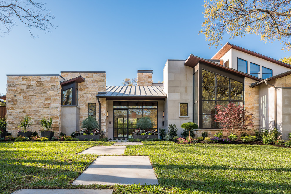 Cette image montre une grande façade de maison multicolore minimaliste en bois à un étage avec un toit en appentis et un toit en métal.