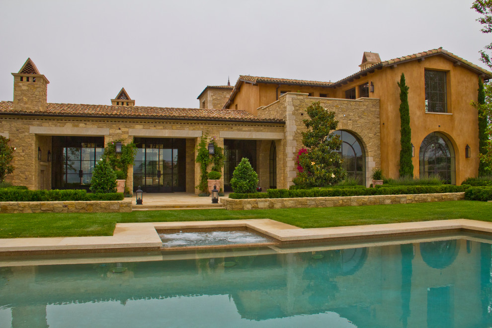 Свежая идея для дизайна: большой, коричневый дом в средиземноморском стиле с комбинированной облицовкой - отличное фото интерьера