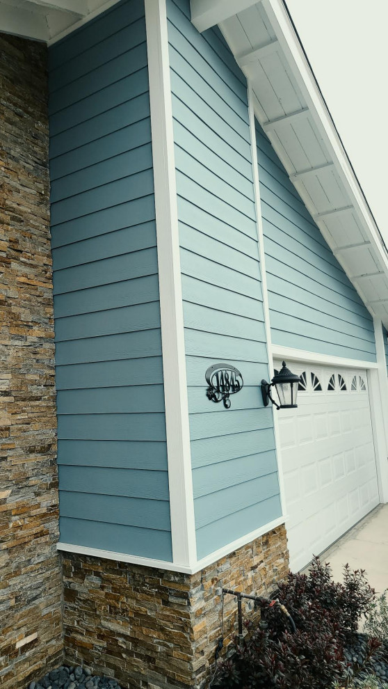 Mittelgroßes, Zweistöckiges Einfamilienhaus mit Faserzement-Fassade und blauer Fassadenfarbe in Orange County
