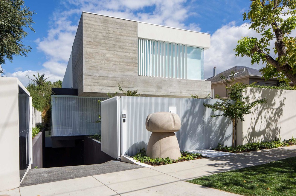 Идея дизайна: двухэтажный, белый частный загородный дом в стиле модернизм с комбинированной облицовкой и плоской крышей