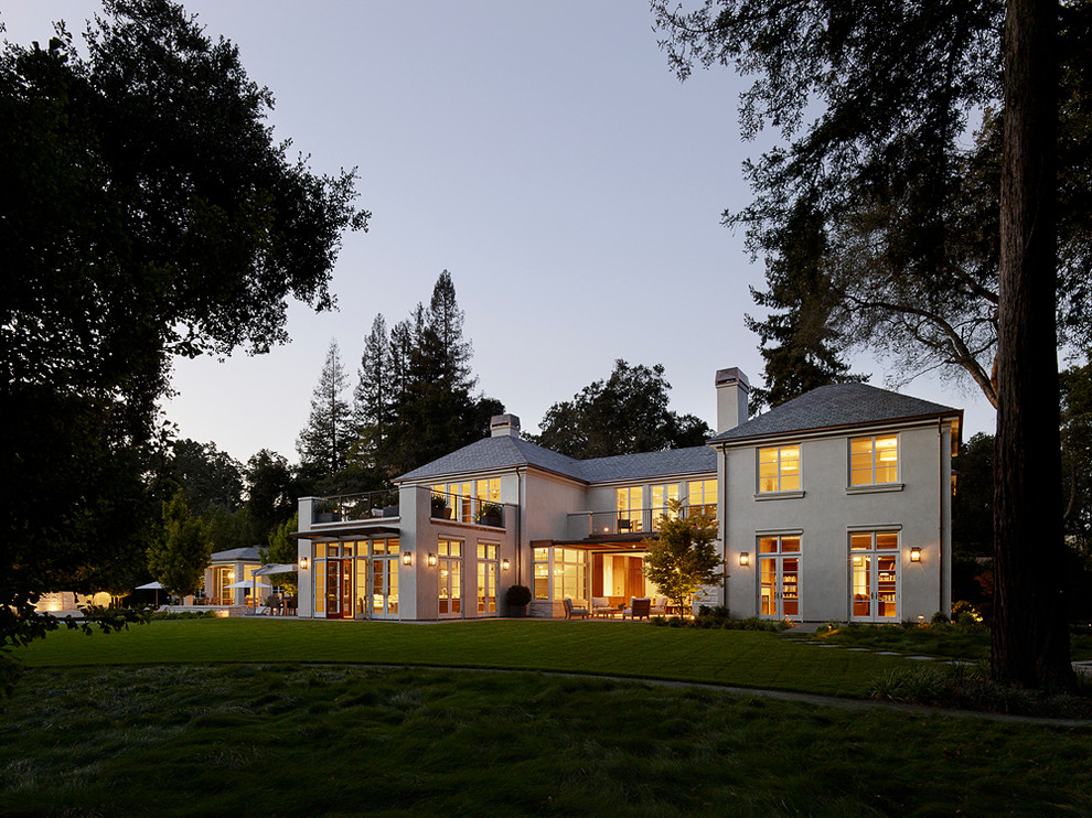 Großes, Zweistöckiges Klassisches Einfamilienhaus mit Putzfassade, weißer Fassadenfarbe, Walmdach und Schindeldach in San Francisco