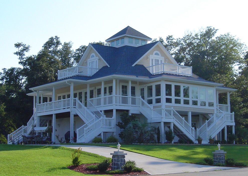 Ispirazione per la facciata di una casa grande beige stile marinaro a due piani con rivestimento in legno