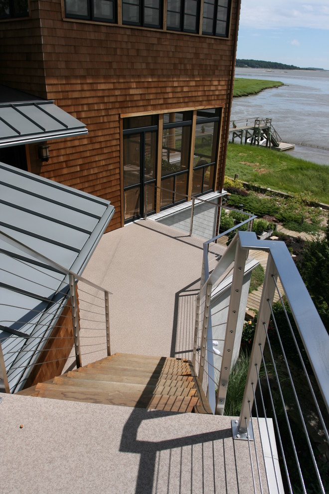 Cette photo montre une façade de maison craftsman en bois à deux étages et plus avec un toit à deux pans.