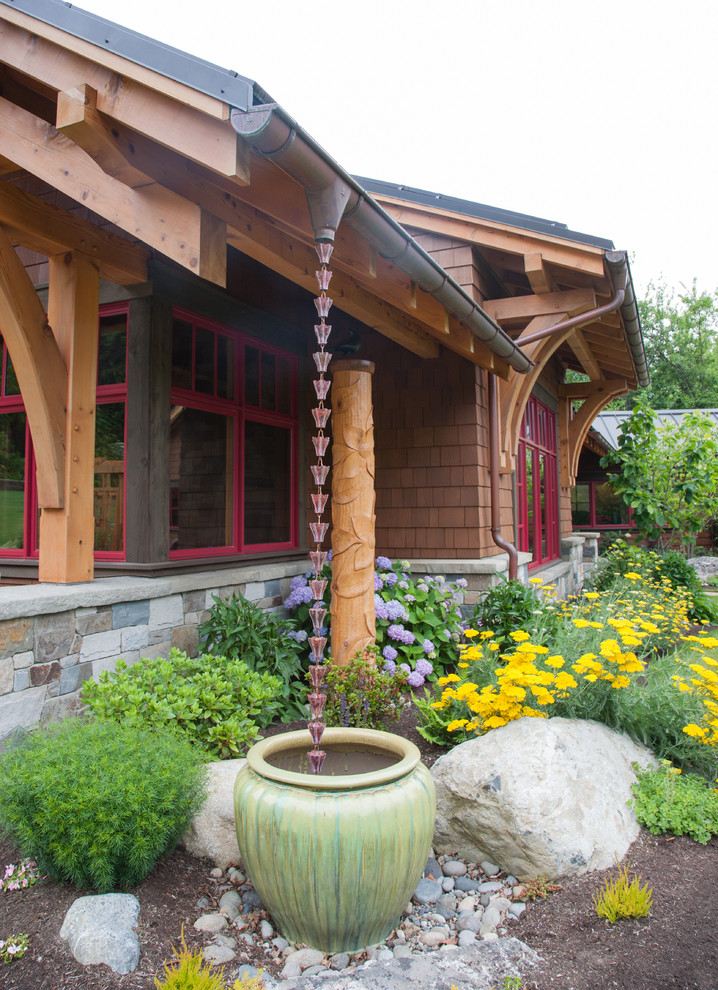 Idee per la facciata di una casa marrone rustica a un piano di medie dimensioni con rivestimento in legno, tetto a capanna e copertura in metallo o lamiera