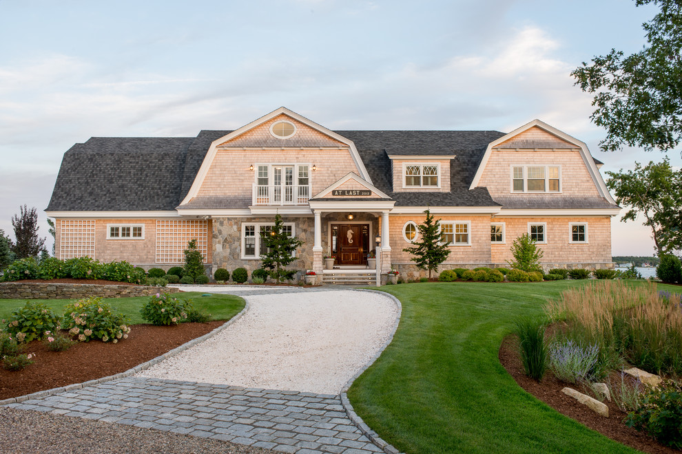 Inspiration pour une grande façade de maison beige marine en bois à un étage avec un toit de Gambrel et un toit en shingle.