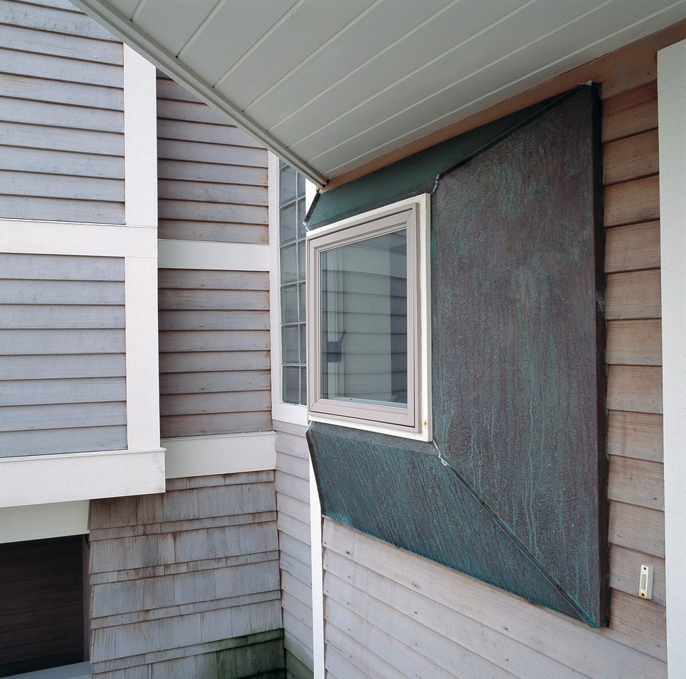 Große, Zweistöckige Moderne Holzfassade Haus mit grauer Fassadenfarbe und Satteldach in Boston