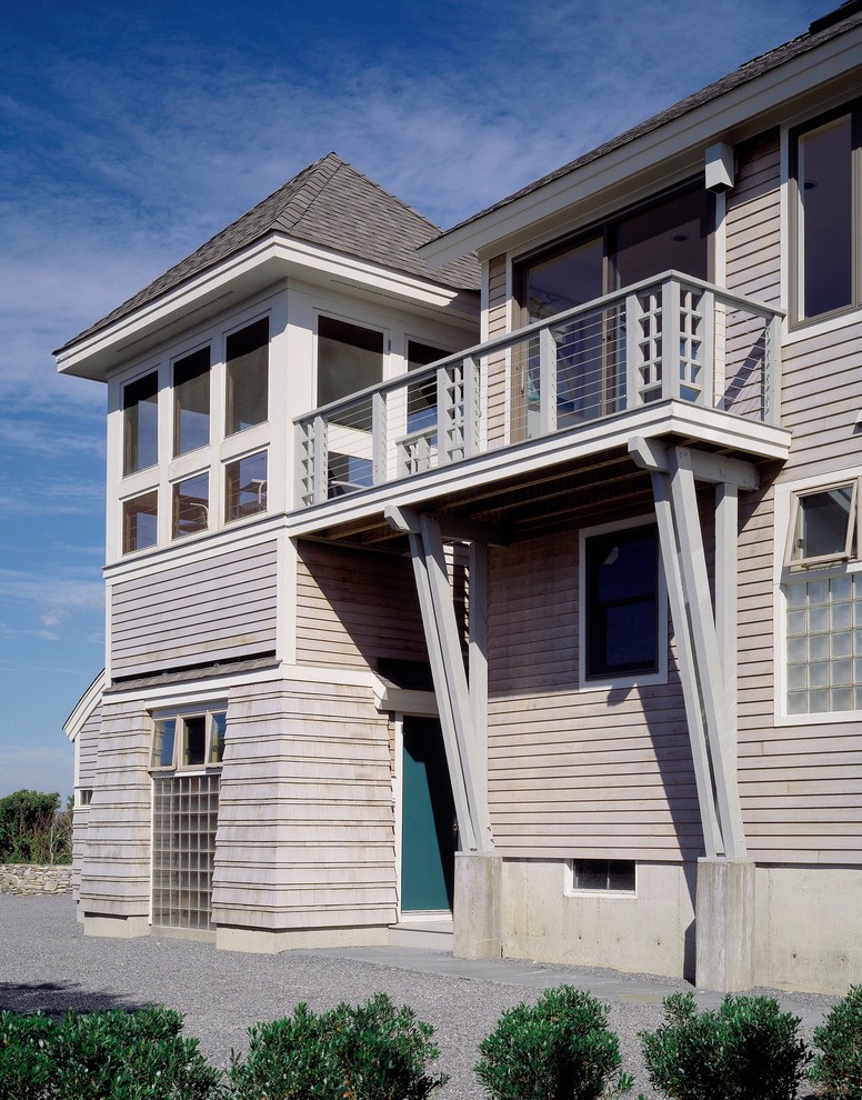 Modelo de fachada gris contemporánea grande de dos plantas con revestimiento de madera y tejado a cuatro aguas