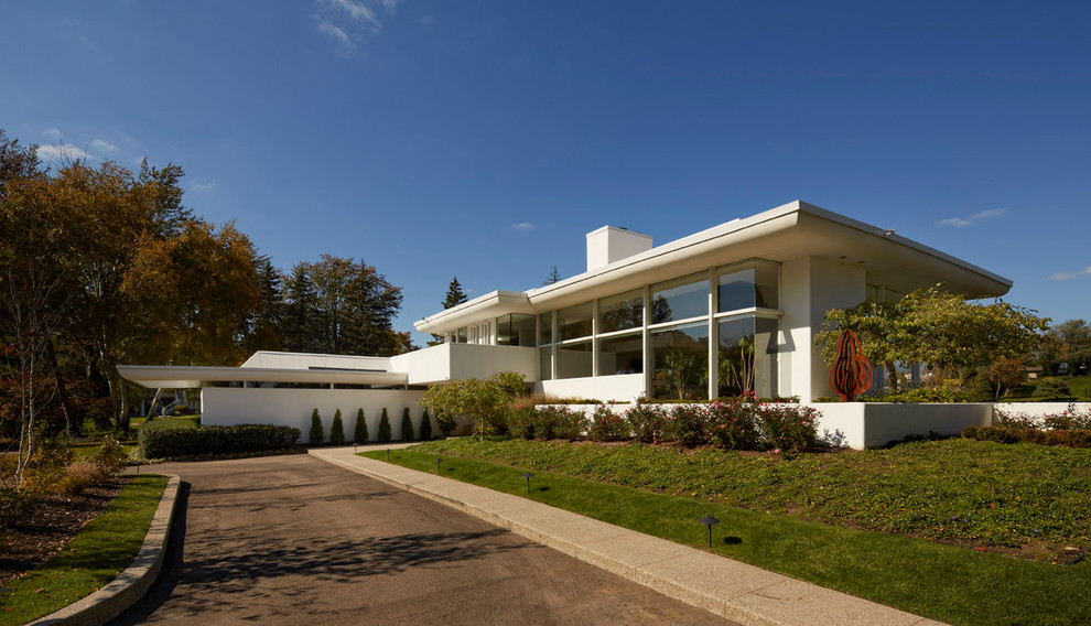 Großes, Zweistöckiges Modernes Einfamilienhaus mit Putzfassade, grauer Fassadenfarbe und Flachdach in Detroit