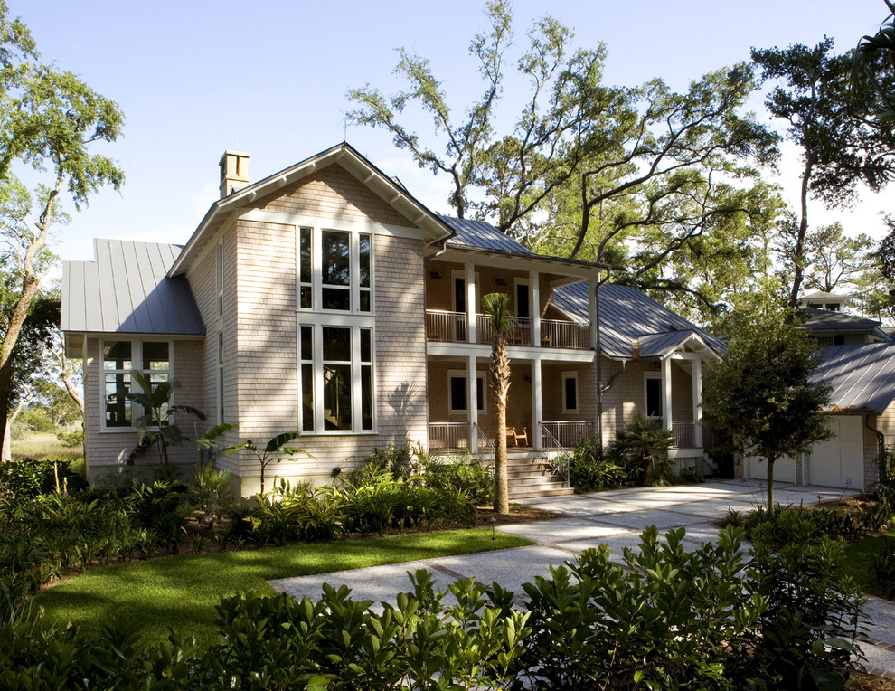 Zweistöckige Klassische Holzfassade Haus mit beiger Fassadenfarbe in Atlanta