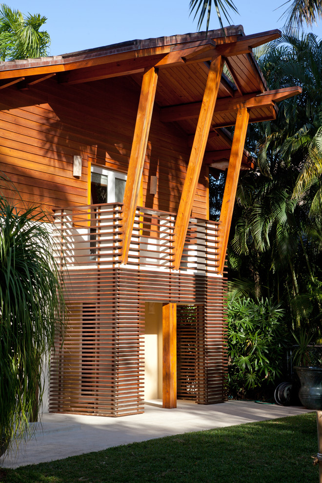Esempio della facciata di una casa tropicale con rivestimento in stucco