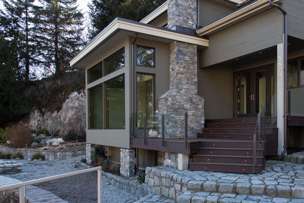 Idées déco pour une façade de maison grise contemporaine en bois de taille moyenne et à un étage.