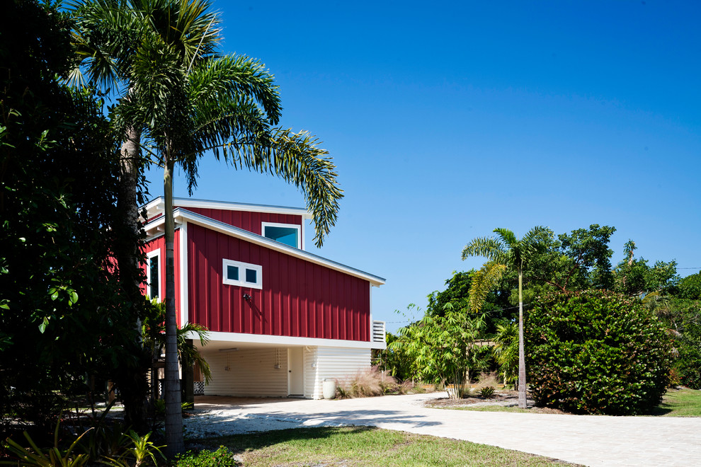 Kleine, Einstöckige Moderne Holzfassade Haus mit roter Fassadenfarbe und Flachdach in Miami