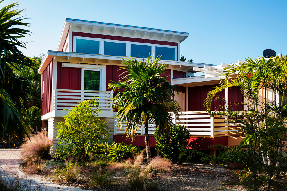 Свежая идея для дизайна: маленький, одноэтажный, деревянный, красный дом в стиле модернизм с плоской крышей для на участке и в саду - отличное фото интерьера