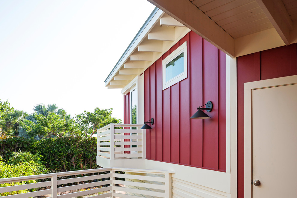 Kleine, Einstöckige Moderne Holzfassade Haus mit roter Fassadenfarbe und Flachdach in Miami