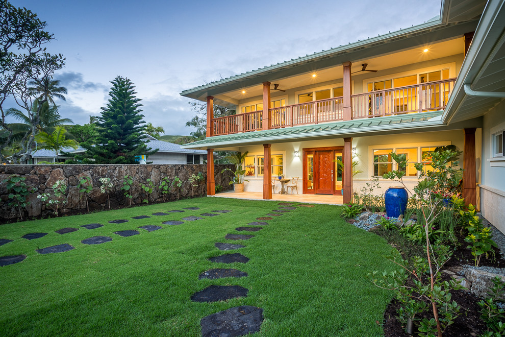 Großes, Zweistöckiges Einfamilienhaus mit Blechdach, Putzfassade, grüner Fassadenfarbe und Walmdach in Hawaii