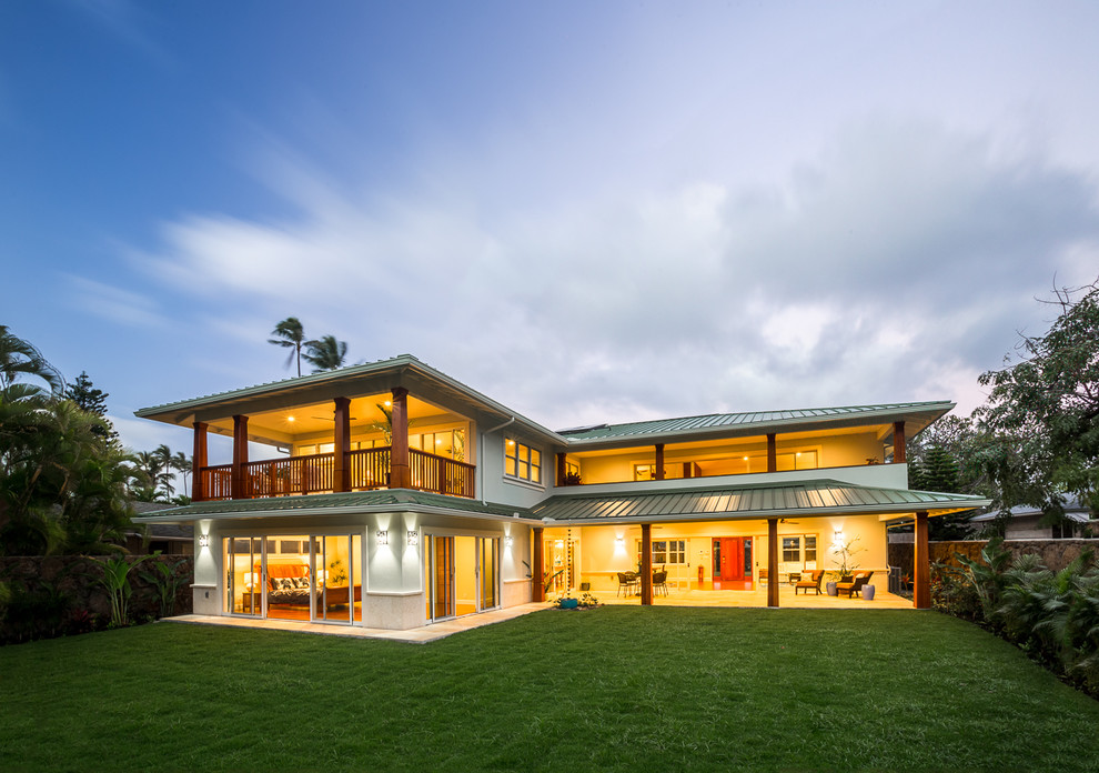 Großes, Zweistöckiges Einfamilienhaus mit Putzfassade, grüner Fassadenfarbe, Walmdach und Blechdach in Hawaii