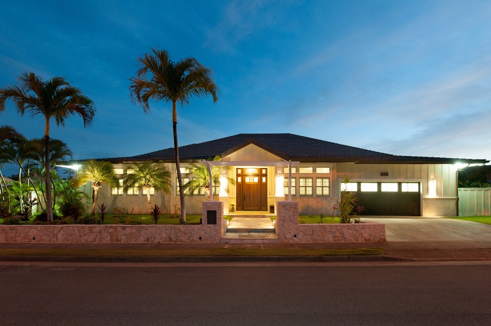 Großes, Einstöckiges Klassisches Haus mit beiger Fassadenfarbe in Hawaii