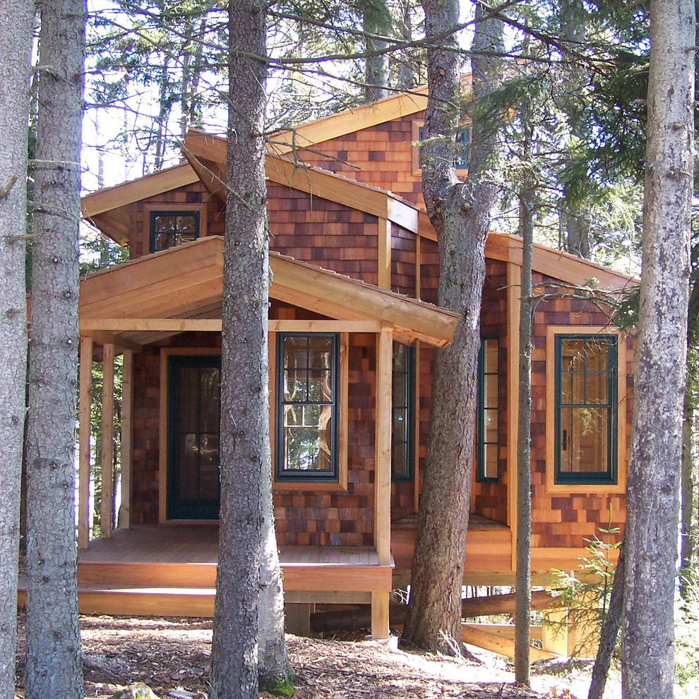 Ispirazione per la facciata di una casa piccola classica a due piani con rivestimento in legno