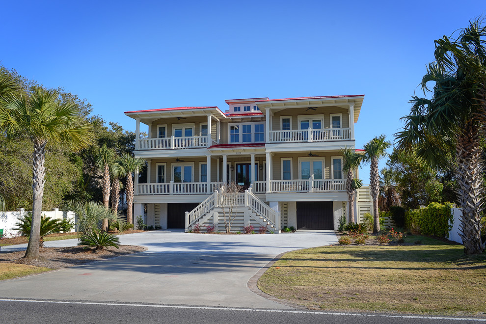 Großes, Dreistöckiges Maritimes Einfamilienhaus mit Faserzement-Fassade, beiger Fassadenfarbe, Walmdach, Blechdach und rotem Dach in Charleston